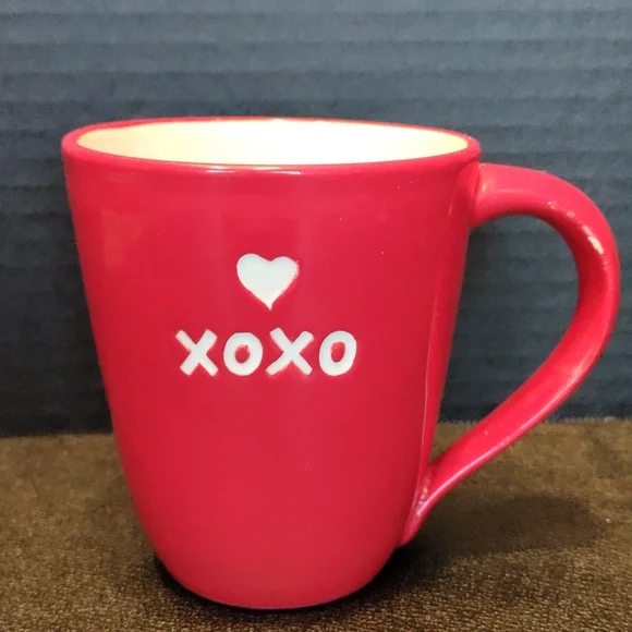 Hallmark heart "hugs & kisses" mug - Picture 2 of 15